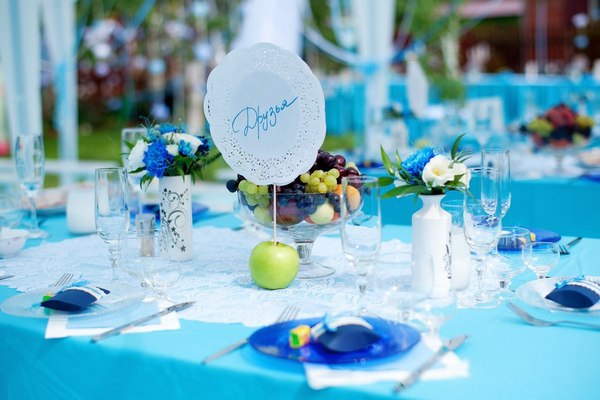 शादी के मेहमानों के लिए सहायक उपकरण सफेद और नीले रंग के होते हैं।  नीले रंग में शादी: विचार