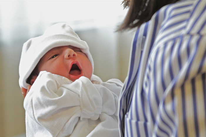 Causas de regurgitação em bebês.  O bebê cospe: por que isso acontece?