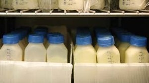 भंडारण के लिए दूध कब निकालें।  रेफ्रिजरेटर से मां के दूध की गुणवत्ता को कैसे समझें?  स्तन के दूध के भंडारण की आवश्यकता कब होती है?