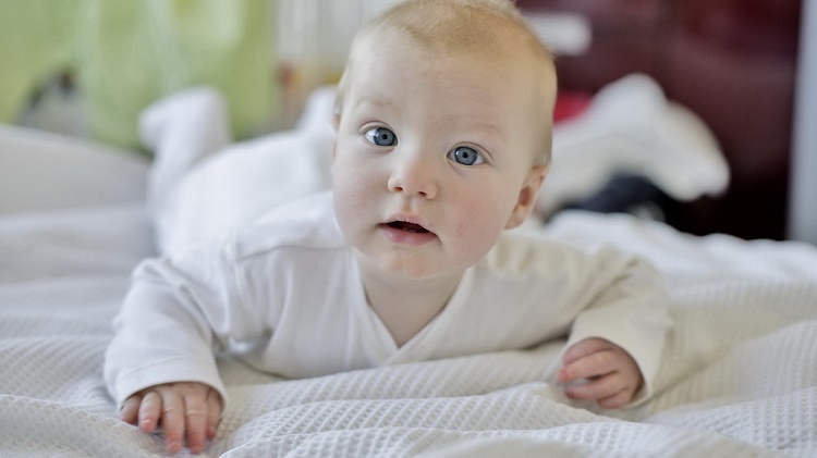 Egy gyerek első kiáltása.  Miért sír a baba szülés után?