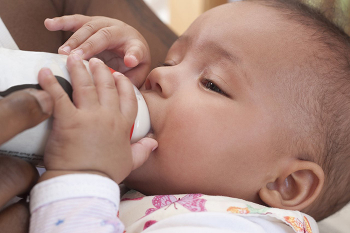 The newborn began to eat mixtures less.  What to do if the child does not eat formula