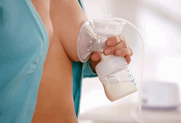 Is it possible to feed breast milk if the mother.  Breastfeeding with a cold - benefit or harm